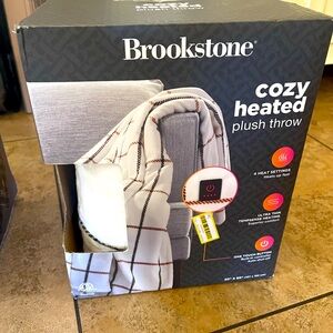 Brookstone 50" x 60" Electric Heated
White Throw